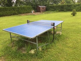 La table de ping pong dans le jardin